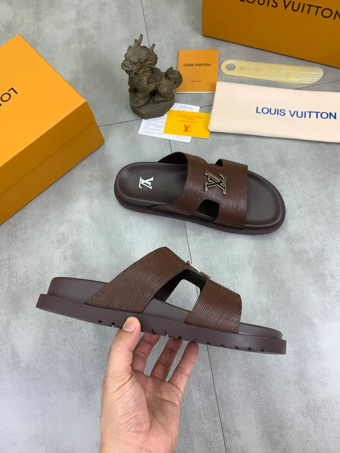 Men's shoes 💰P300💰【New style】🆘 Original quality 【LOUIS VUITTON】The popular Louis Vuitton LV men's slippers on the official website are on sale simultaneously! Original fabric imported from Italy, original factory special supply, code number: 38-44 (45 customized), many colors available